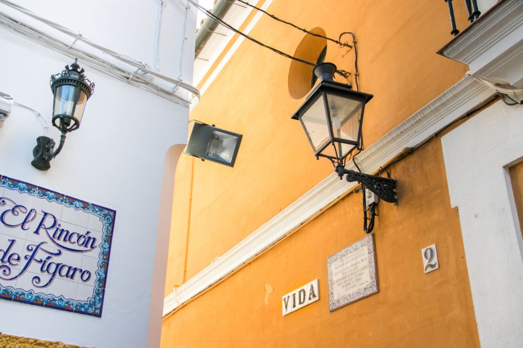 Beautiful walls in the Barrio Santa Cruz, Seville’s historic Jewish Quarter
